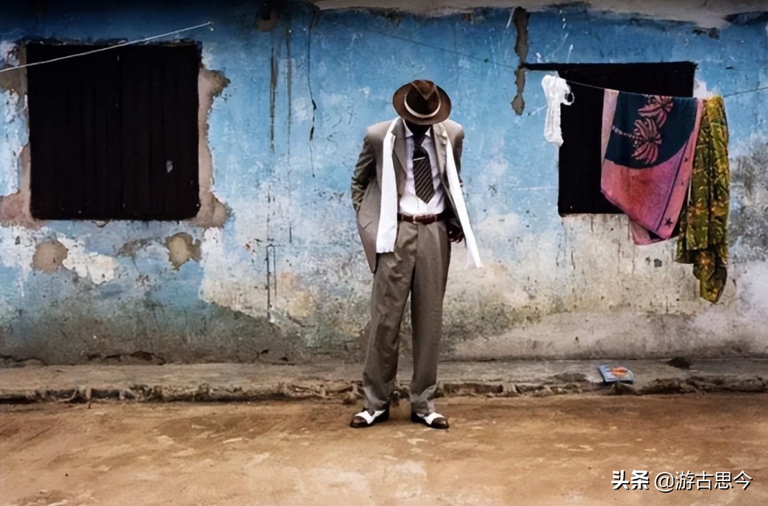 非洲贫民窟里的“上流绅士”:宁愿捡垃圾搬砖,也要全身名牌