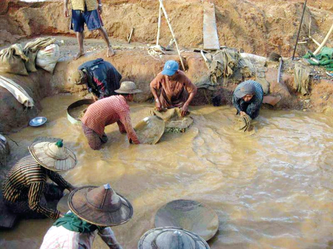 广西32岁男子生意失败，逃到非洲挖金矿，5年还清230万债务