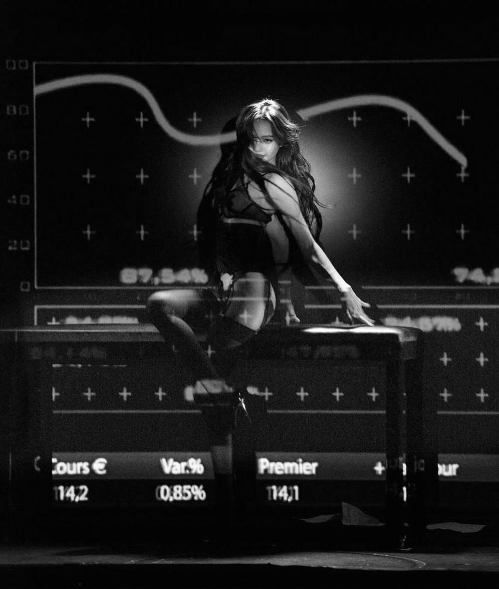 Lisa自晒“疯马秀”演出照，K线图前舞动，后台咧红唇跟继父同框