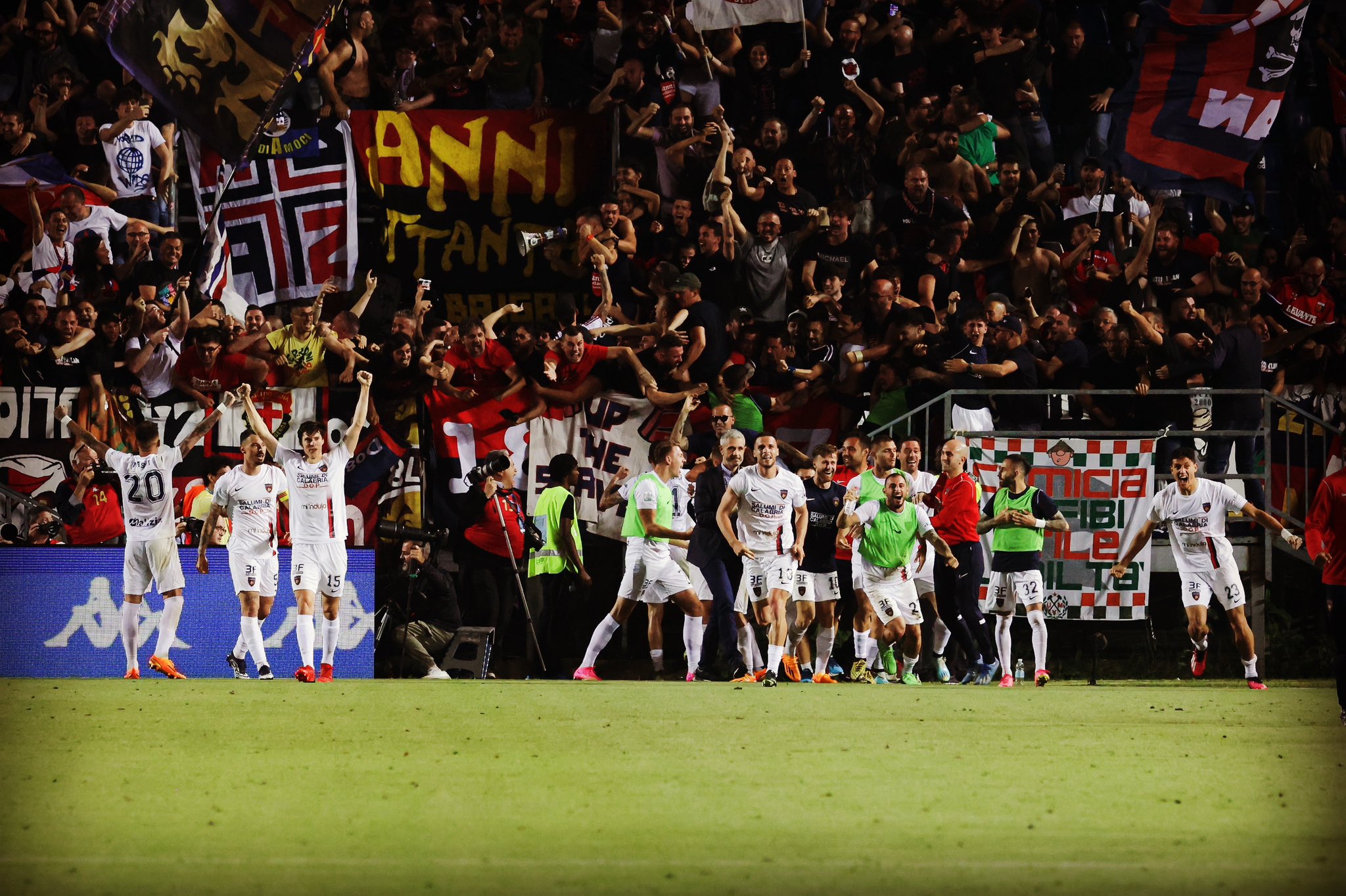 95分钟遭绝杀，112年老店再降级！球迷入场斗殴，焚烧汽车