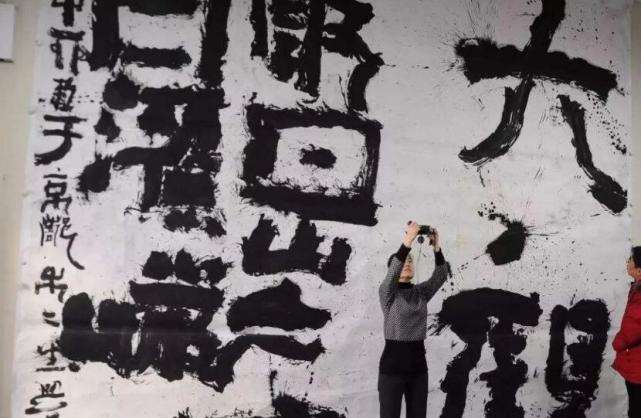 五小丑玩书法，你的地位并不能掩盖水平的不足