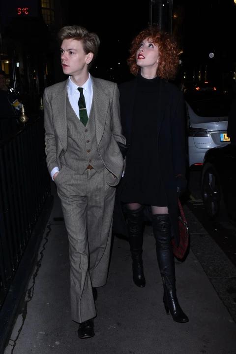 两次甩掉马斯克，绝美女星和英国最帅童星官宣！甜到像拍偶像剧