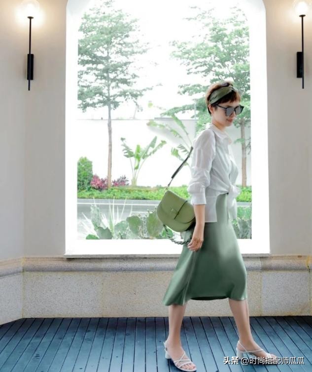 过了五十岁穿三种颜色洋气显白,中年适合穿什么色显瘦