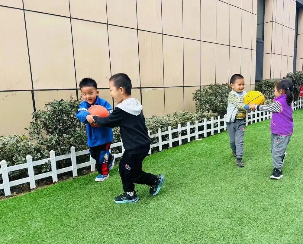 “篮”色梦想“球”悦童心—李沧区苍山路幼儿园中二班级特色活动