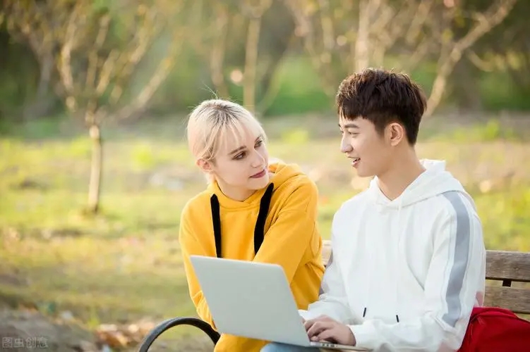 如何和女人聊天找话题的书,如何和女人一步步的聊出感情