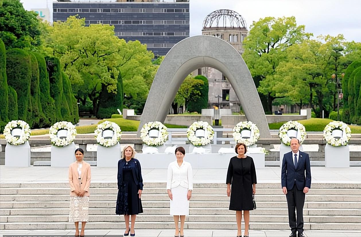 太太团在广岛G7放大招了！吉尔换成紫裙好高贵，日本夫人蓝裙翻车