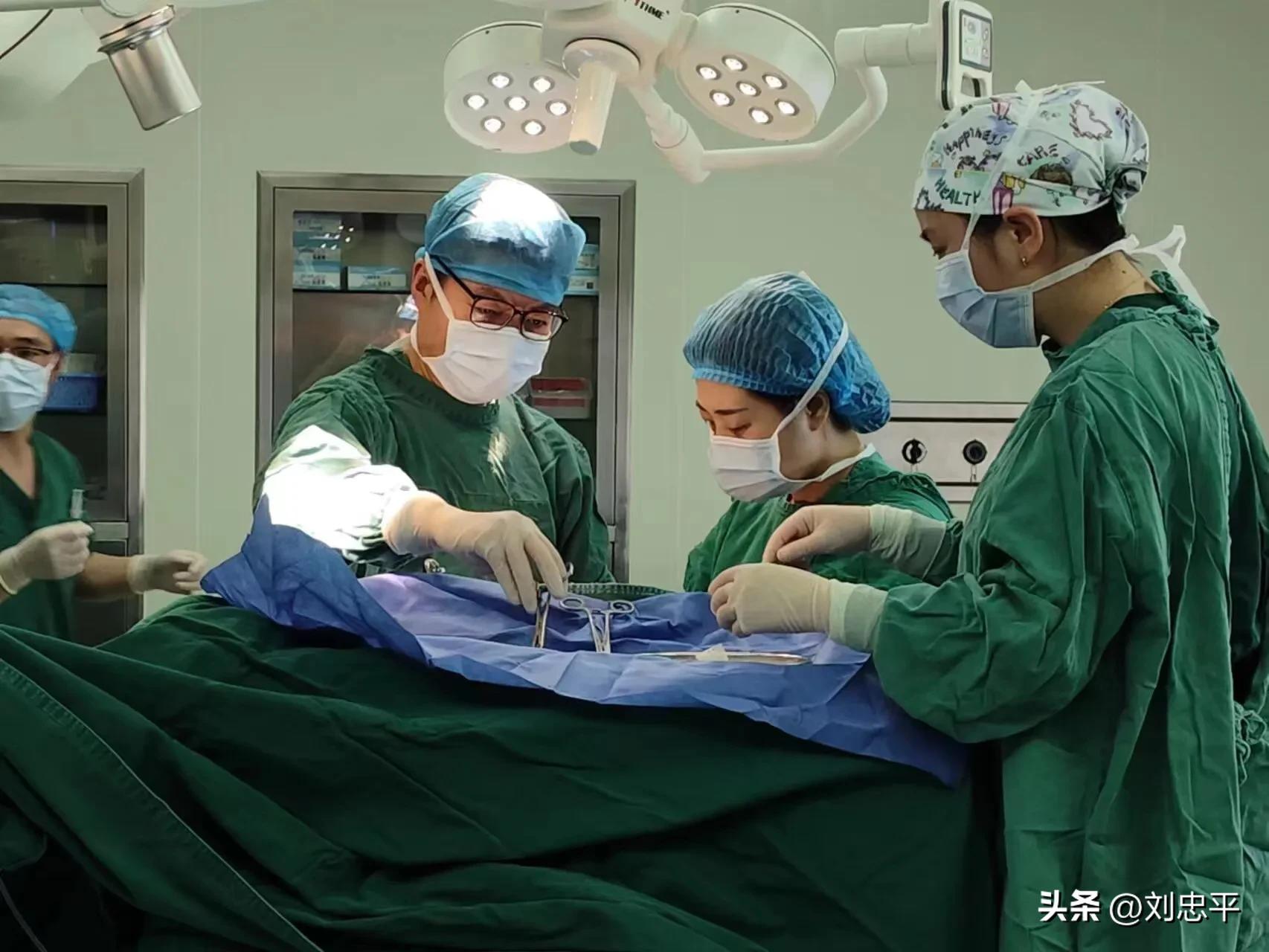 游刃于“脑海深处”的人——记涪陵区中医院神经外科主任姜剑华