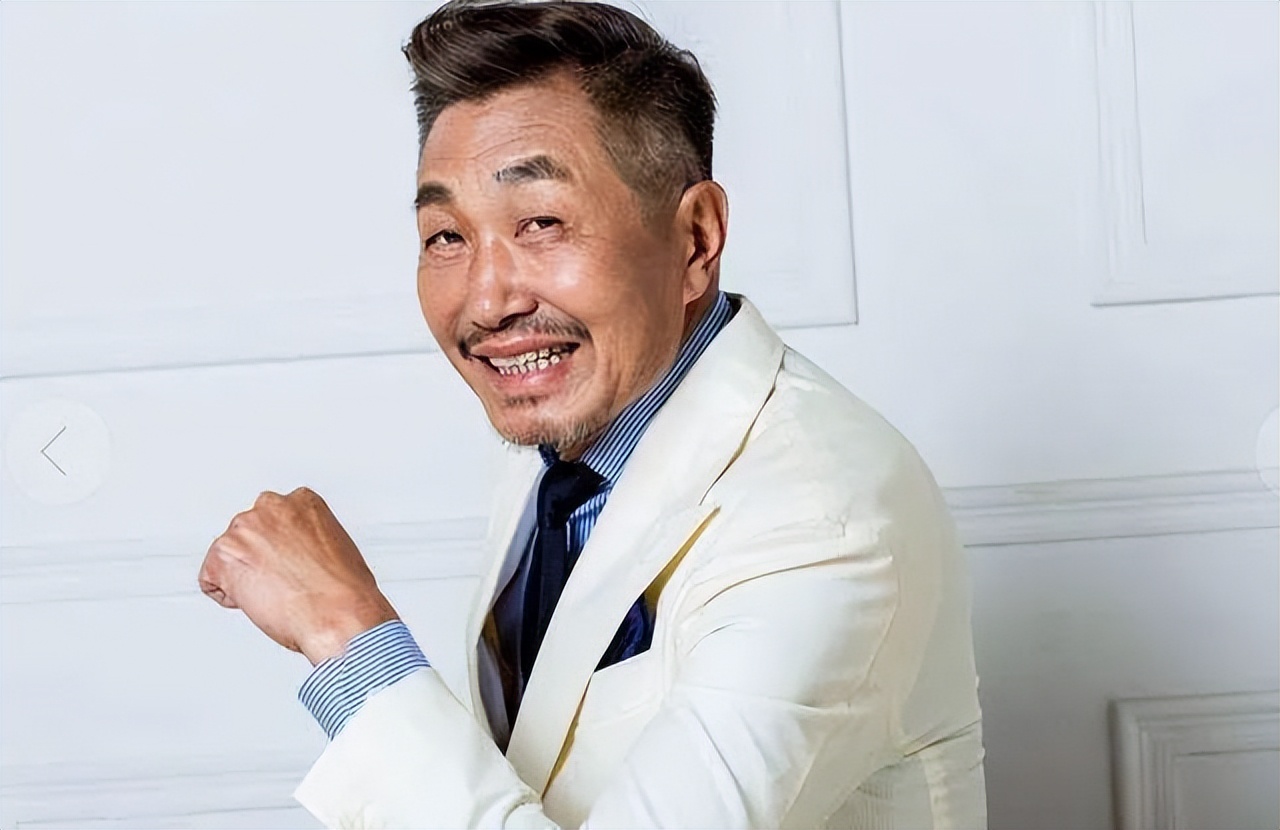 老戏骨杜源：4岁与妻子相识，从青梅竹马到白头偕老，专业宠妻40年，女儿天天被撒狗粮