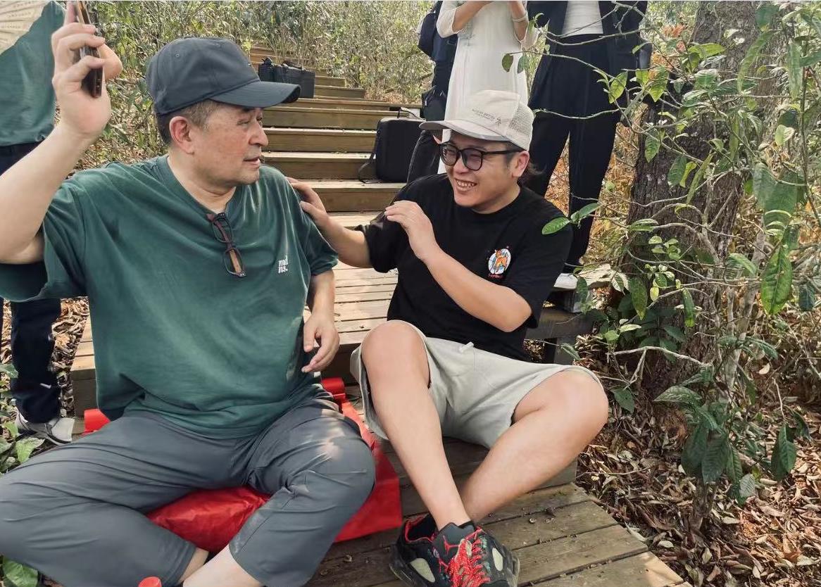 64岁毕福剑定居乡村，田间与年轻人打闹，满脸皱纹老年斑模样大变