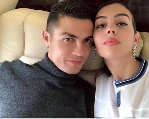 从柜姐到亿万富豪,从一名柜姐慢慢成为名模的由来