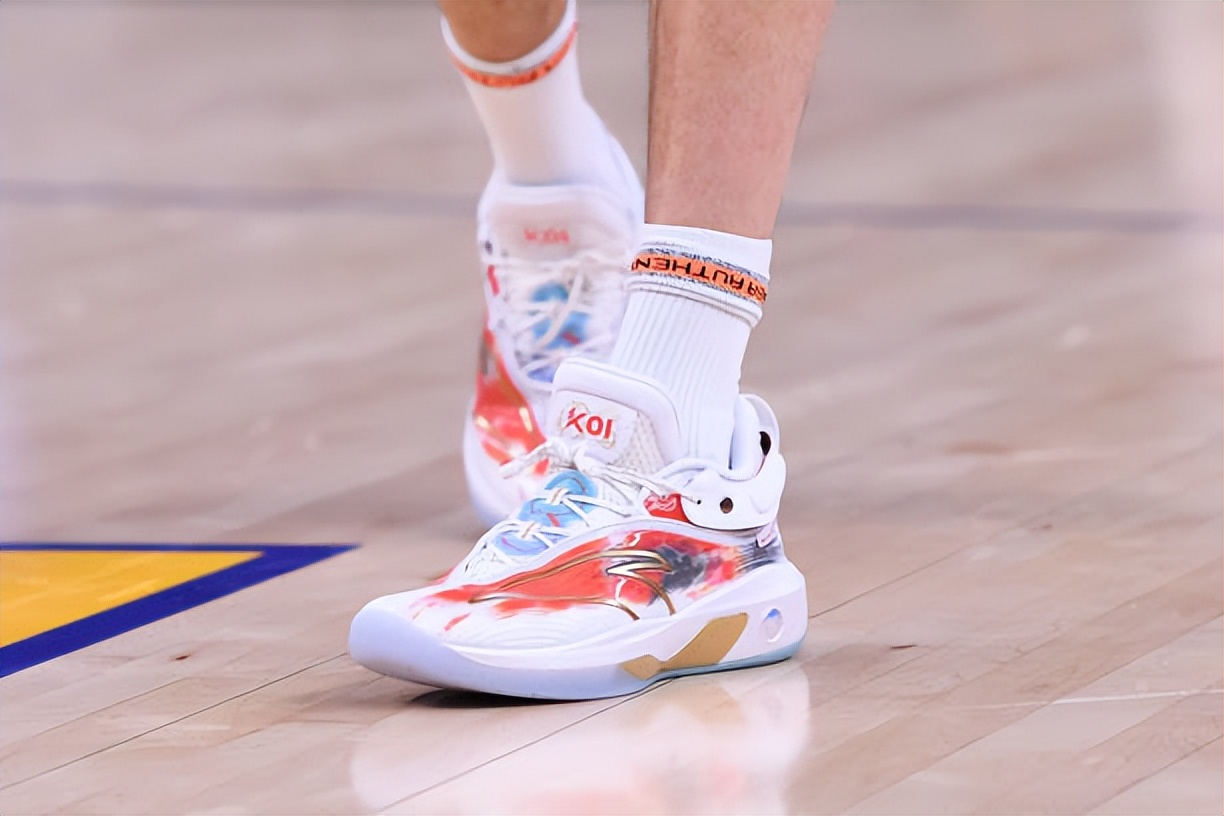 詹姆斯最新上脚球鞋,詹姆斯上脚使节12图片