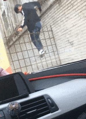 妹子的皮裤穿的真紧，有人知道妹子皮裤上的包怎么回事么，哈哈