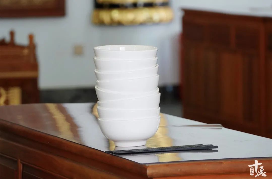 去寺院过门槛有什么讲究,去寺庙吃斋有什么讲究