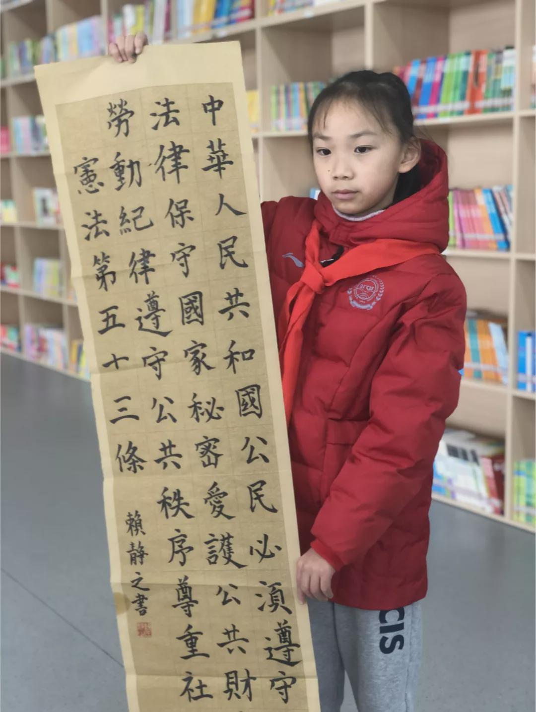 拿奖到手软的学生,拿奖状拿到手软