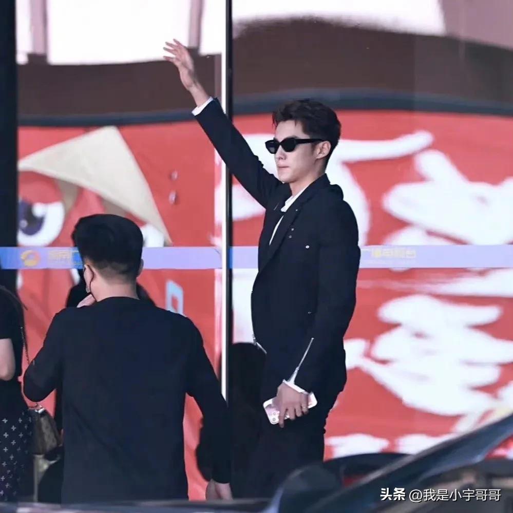 王鹤棣海边拍摄正装花絮,王鹤棣海边自拍第三视角