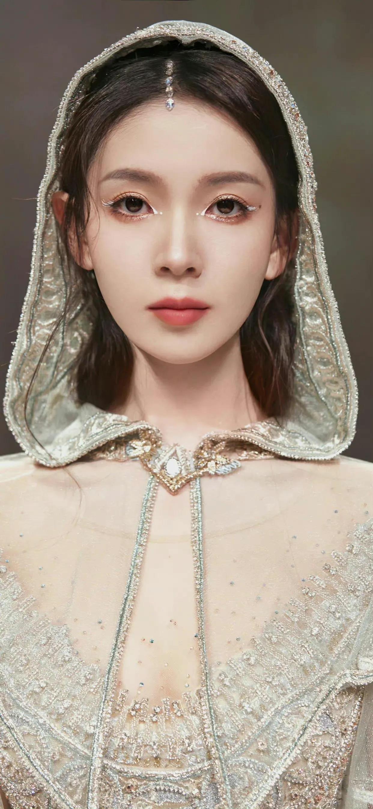 超酷美女壁纸图集可保存,长发飘飘粉色裙子美女壁纸