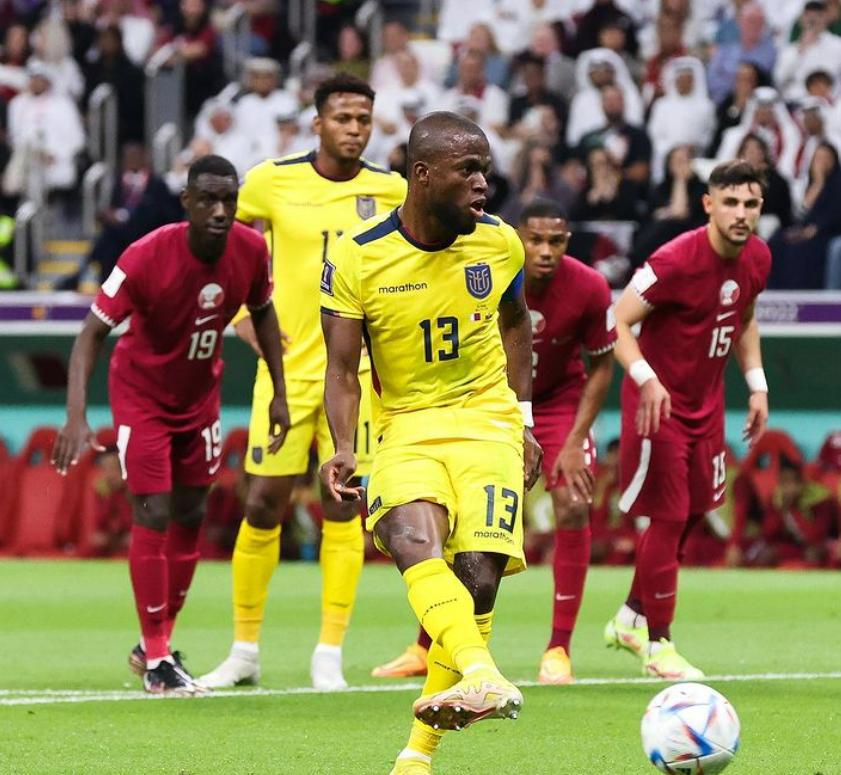 穷到只能踢布做的球,如今他用两粒进球送给东道主最悲惨的纪录