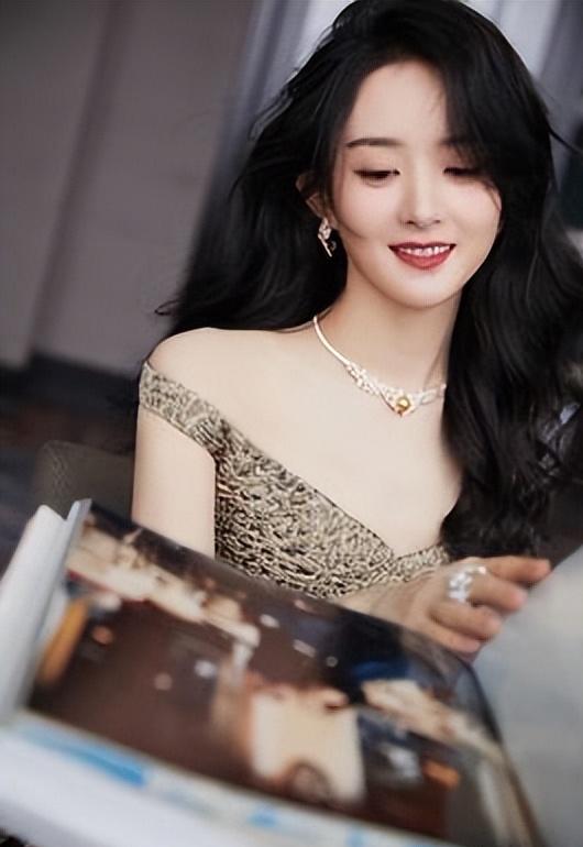 袁姗姗戴帽子参加婚礼,袁姗姗参加弟弟婚礼衣服