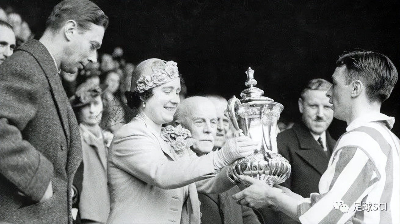 浮沉于巨浪中的“黑猫”桑德兰，在漫长的季节里向上活着