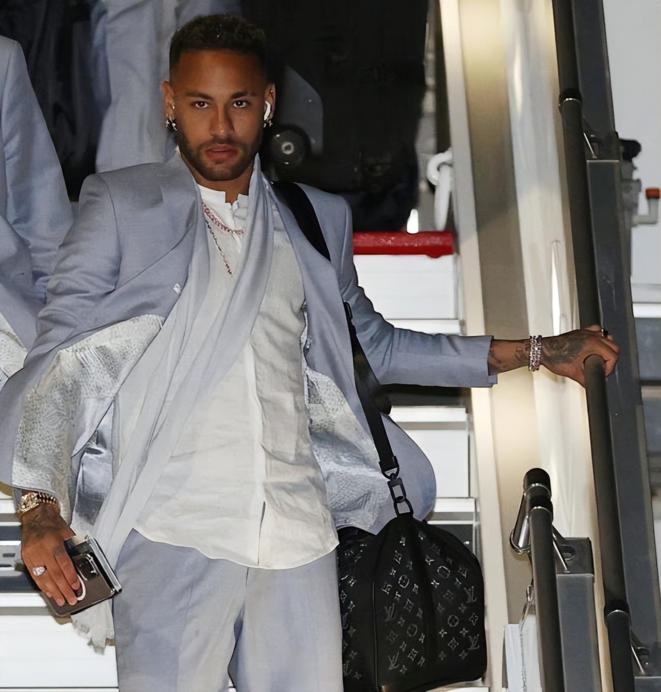 内马尔的帅气彩虹过人,内马尔俊朗的外表