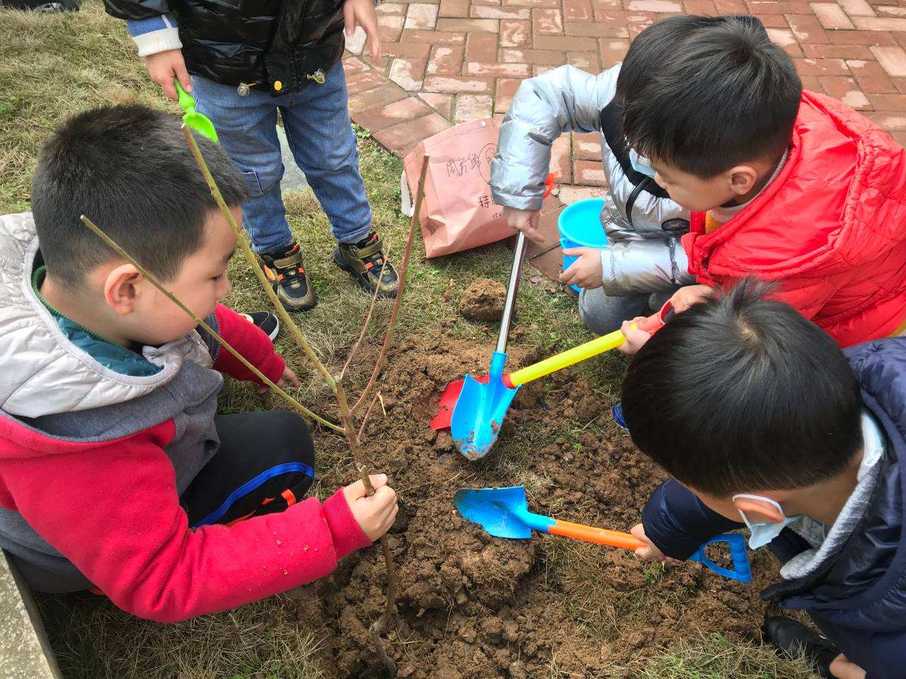 幼儿园学生家长明着“抢衣服”？因撞衫把名牌换山寨，吃相太难看