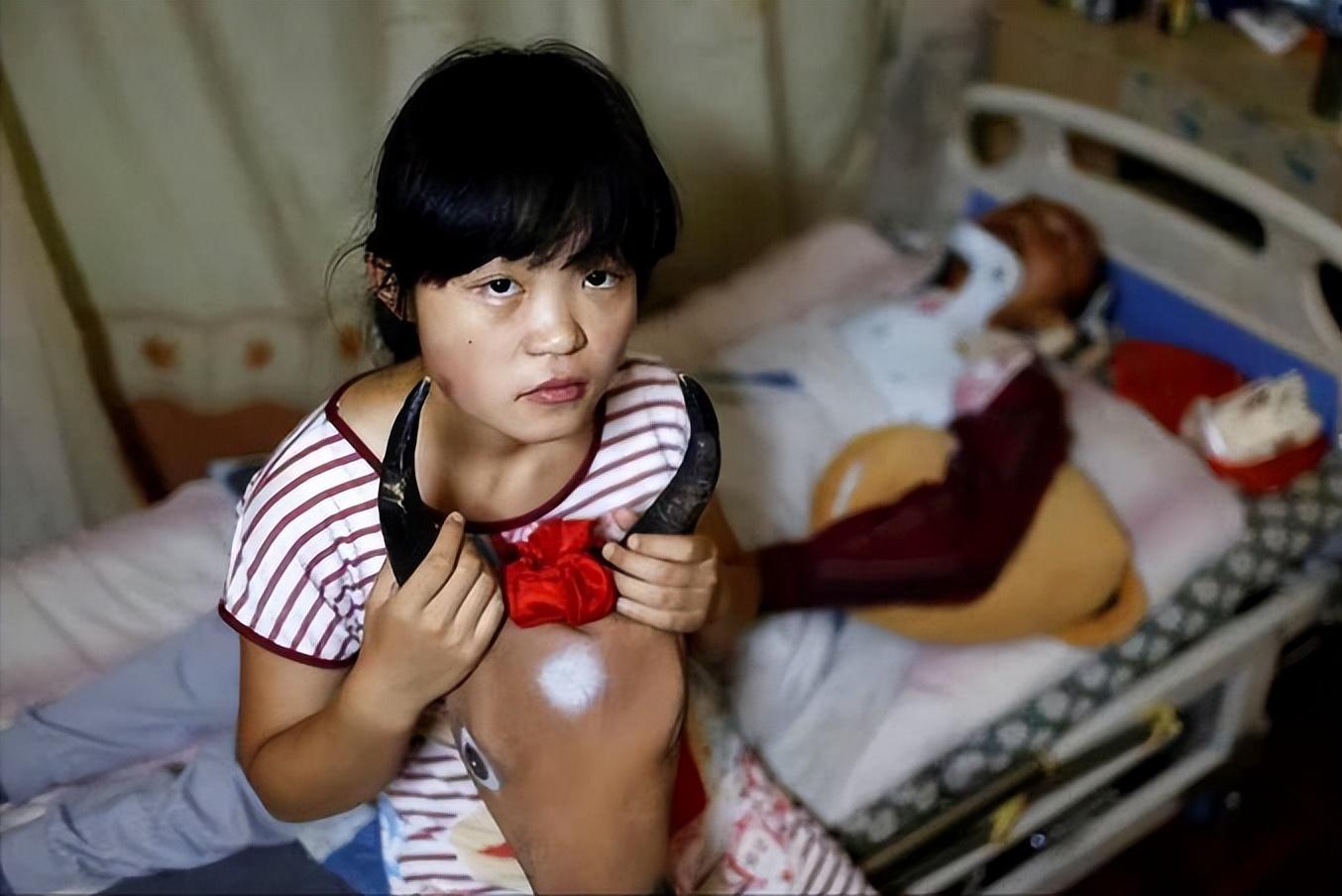 15年安徽女孩街头扮牛,女孩街头扮牛背后的故事