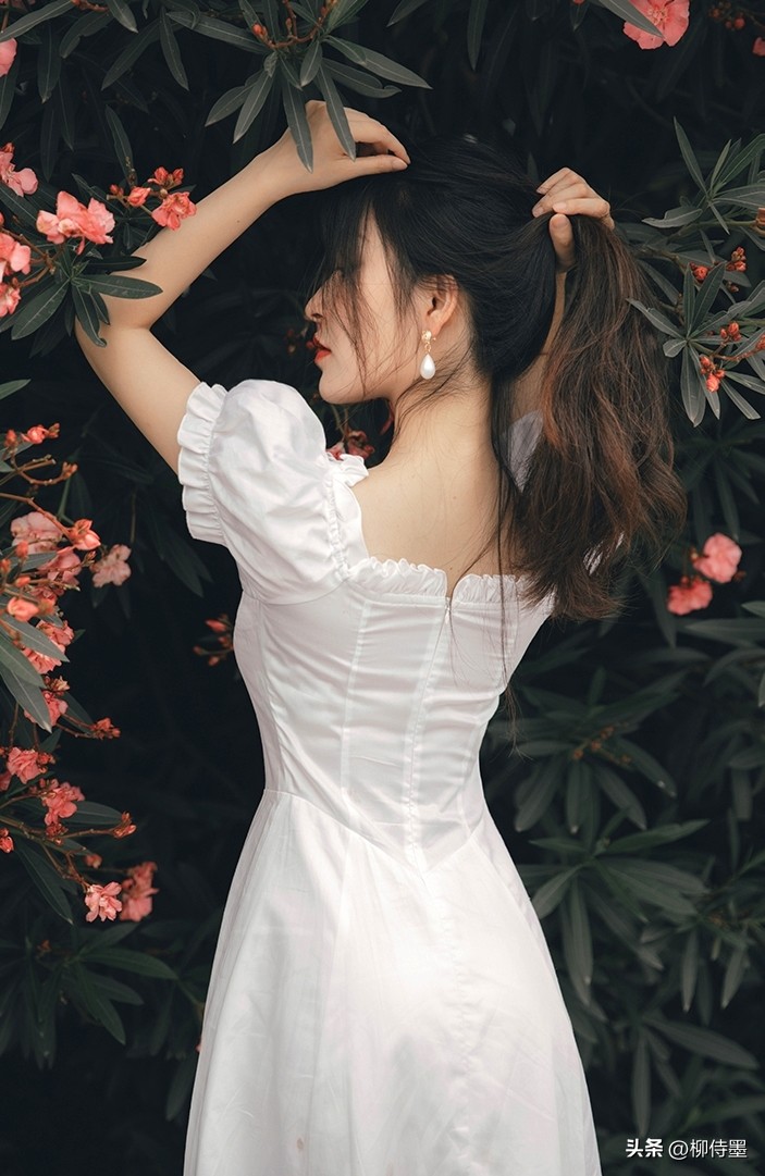 拍照时显瘦的最佳姿势,教你九个超实用的拍照显瘦的技巧