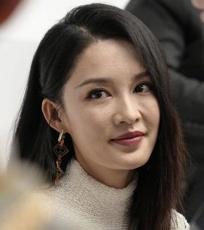 假发，假臀，假肌肉？明星“好皮囊”下，是眼见不一定为实的真相