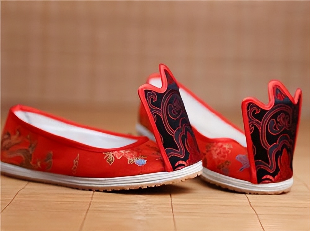 为什么古代人穿的鞋子脚尖竖起来,鞋子前头翘起来怎么办