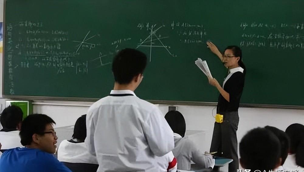 57岁老教师坚守初心,50岁老师身体需要注意哪些