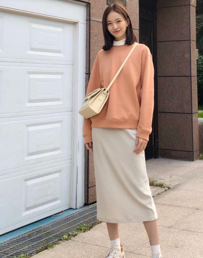 春天穿搭女2022高级感卫衣,卫衣配什么裙子好看春天