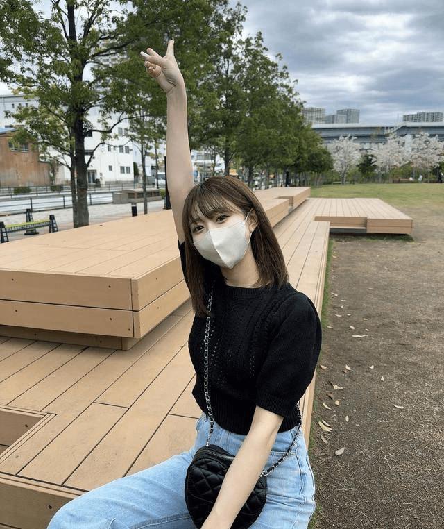 黑色皮裙搭配什么高跟鞋子好看,黑色坎肩皮裙搭配什么鞋子