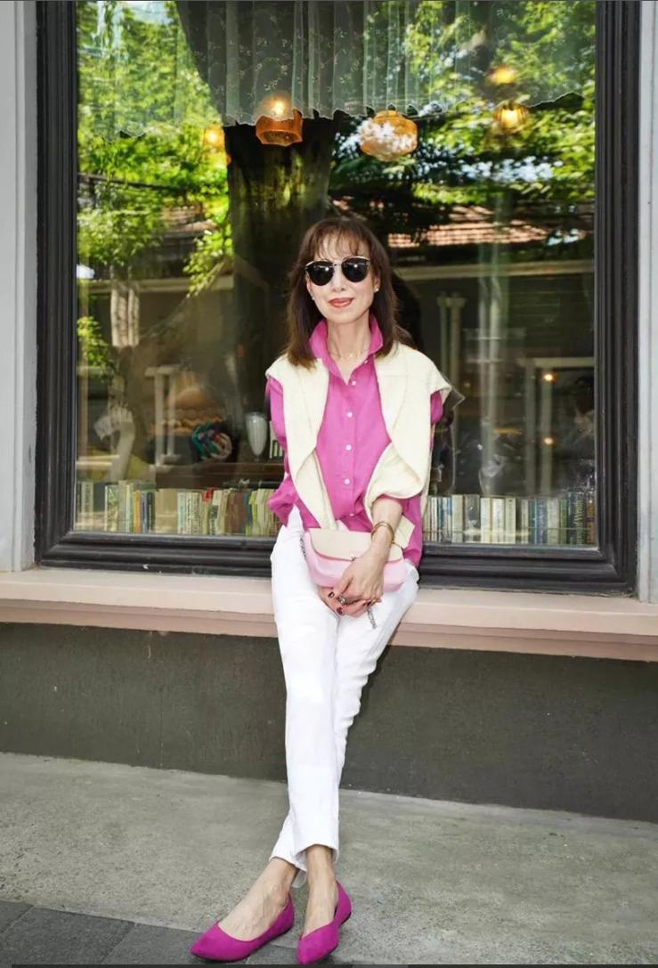 女人上了年纪尽量少穿这四种鞋,女人上了年纪少穿4种鞋裙子搭配