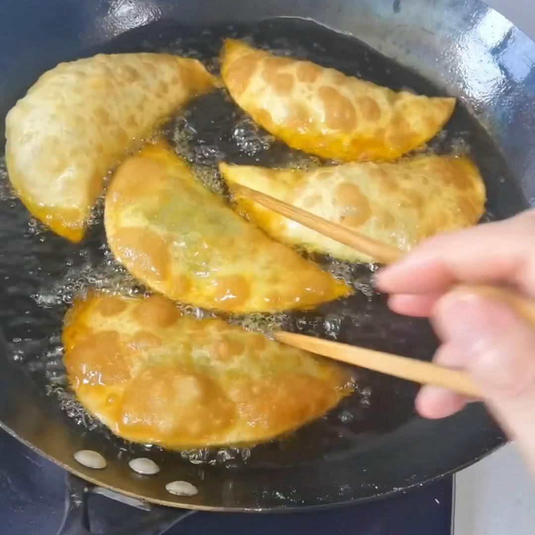 今日美食分享葱油饼和鸡蛋汤,炸葱花面油的正宗做法