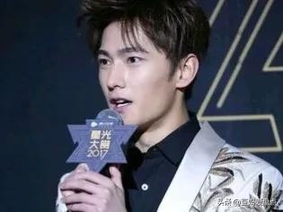 杨洋全黑造型亮相稳重优雅,杨洋从校草的蜕变