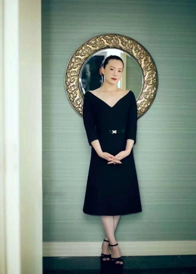 中年妇女穿裙子还是穿裤子好,中年女人穿裙子搭配什么鞋