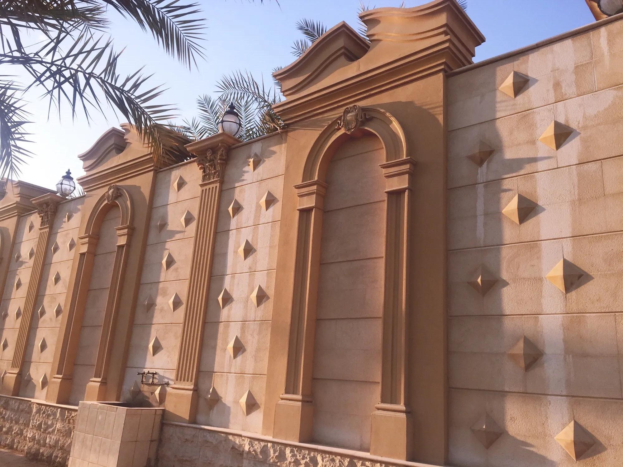 真实的卡塔尔长这样，一半沙漠一半海水