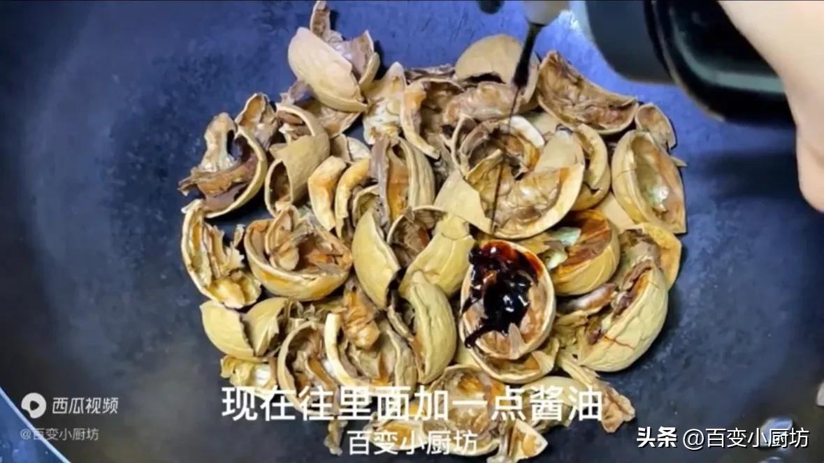 炒核桃带壳泡水的正确做法,把核桃放进滚烫油锅里