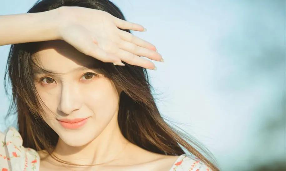 能力不俗却因颜值太高备受质疑？来看她首次主持央视节目的水平吧