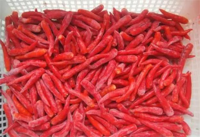 冷冻的辣椒要沥干水分吗,冷冻辣椒直接炒