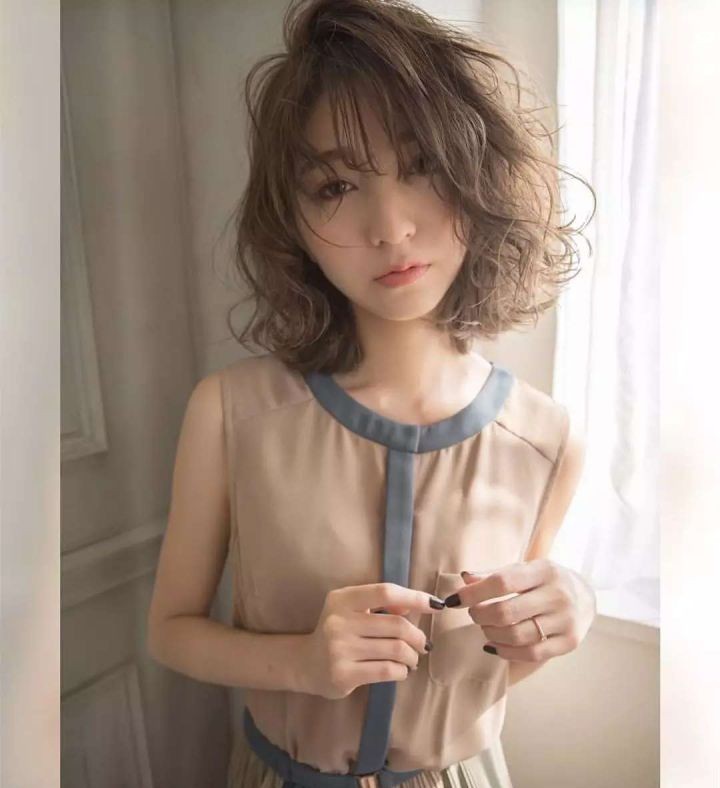 适合发量少的洋气减龄发型,最火的减龄发型适合发量少的