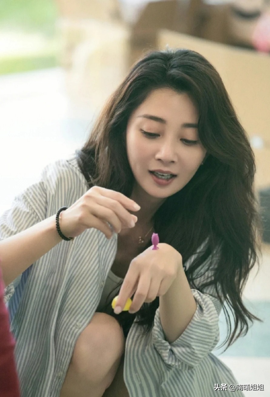 适合细软塌发量少的锁骨卷发,锁骨卷发流行发型减龄