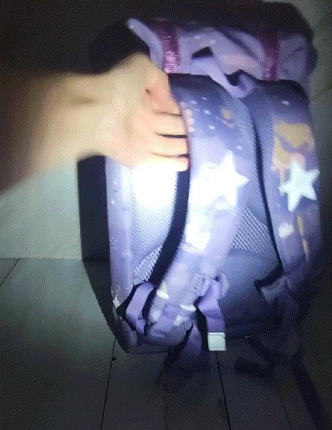 给小孩买奥特曼书包,给孩子们买奥特曼