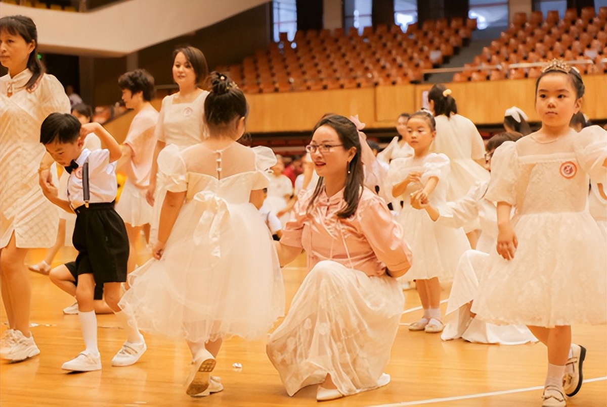 合肥市长江路幼儿园教育集团:举行“炫彩童年筑梦想舞动六一乐成长”庆六一亲子舞展示活动