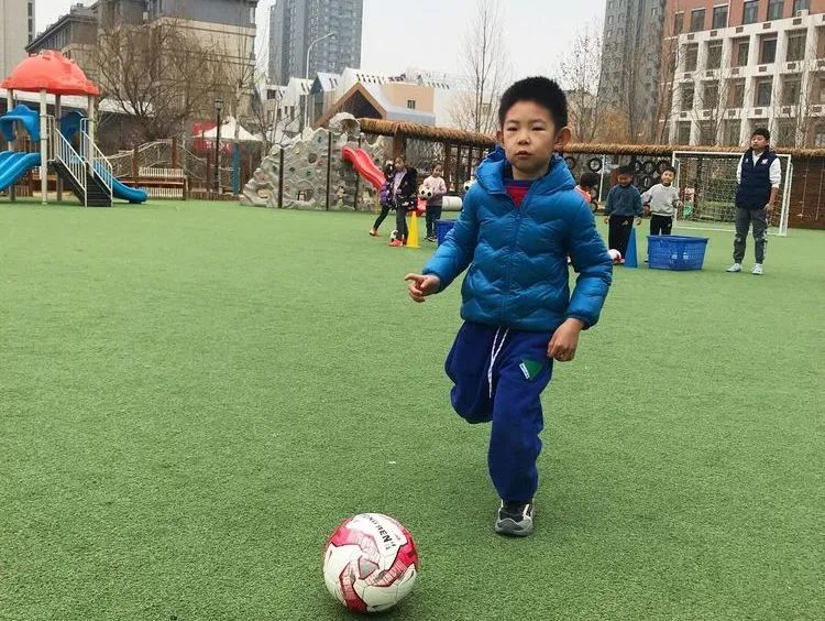 香蕉哥哥，一起动起来吧！奎文区实验幼儿园让更多的孩子逐梦绿茵