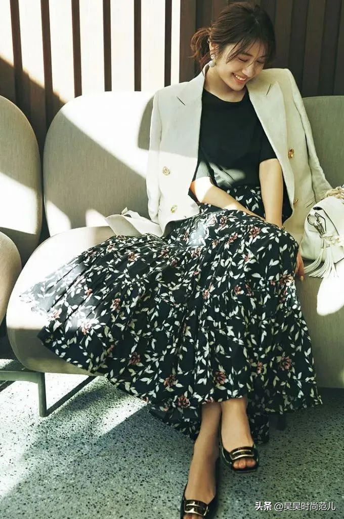 如何搭配早秋碎花裙好看,冬天穿的碎花裙怎么搭配好看