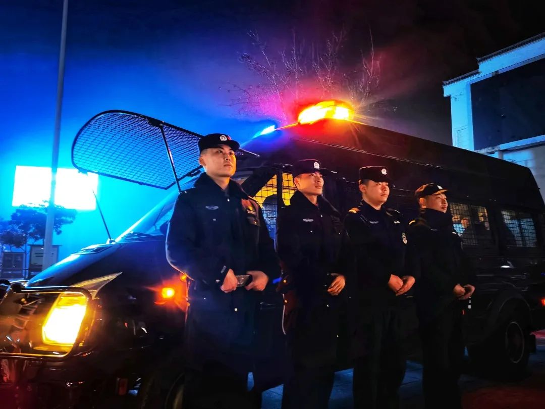 璀﹀療涓轰綘骞冲畨鍥㈠渾淇濋┚鎶よ埅,璀﹀療鍥炲鍧氬畧宀椾綅瀹堟姢涓囧鍥㈠渾