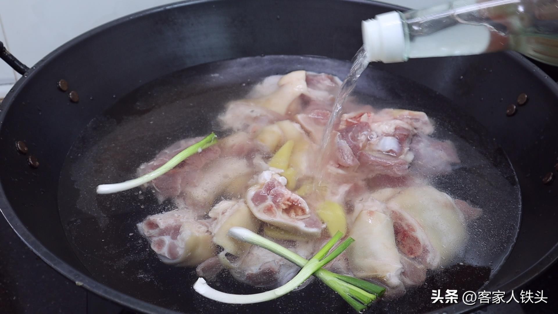 客家干鱿鱼焖猪脚,客家干蒸猪脚