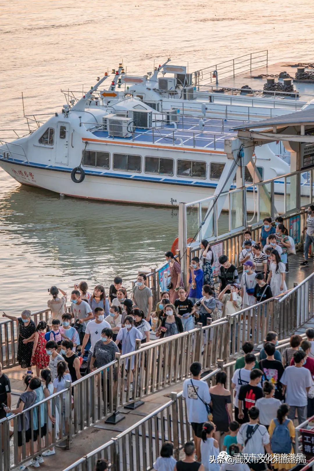 武汉人在江边,一个人在武汉江边