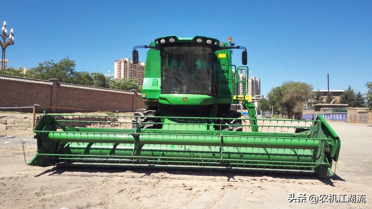 约翰迪尔小麦联合收割机最新款,约翰迪尔vs雷沃收割机